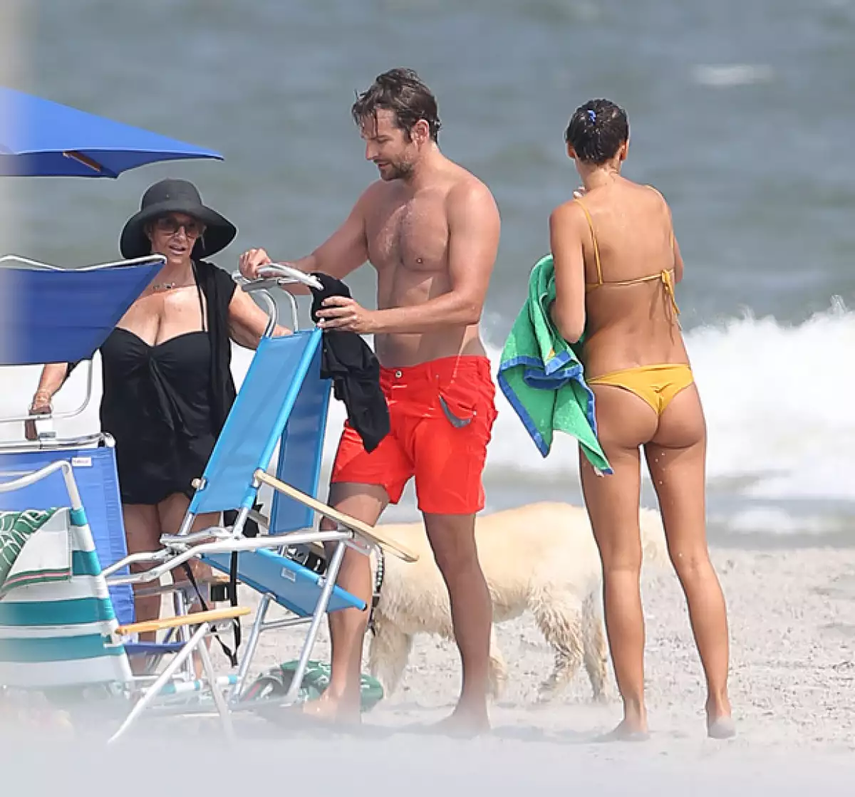 Mientras Irina y Bradley disfrutaron del mar, Gloria Cooper los esperó a la orilla.