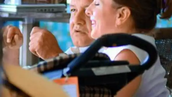 Captamos a Andrés Manuel López Obrador, de 55 años, con su esposa Beatriz, de 39, y su pequeño hijo Jesús Ernesto, de dos, al regreso de sus vacaciones de Semana Santa en Tabasco.