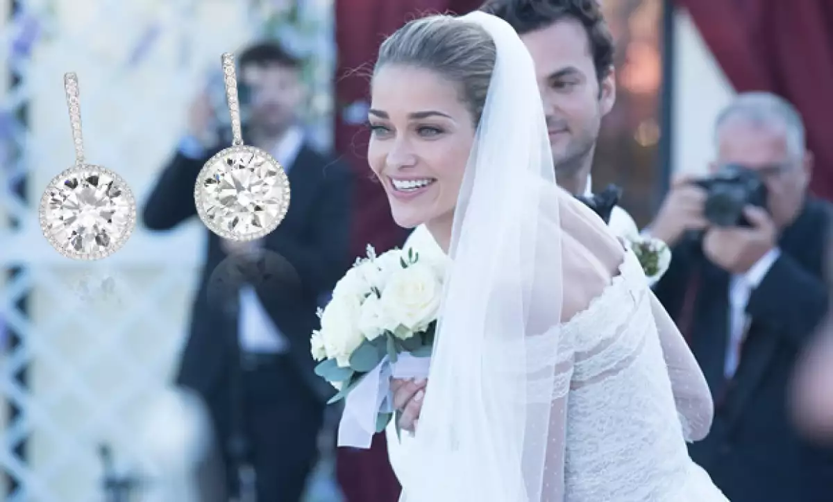 Unos aretes de diamantes de Chopard, completaron el look de la modelo, para caminar hacia el altar.