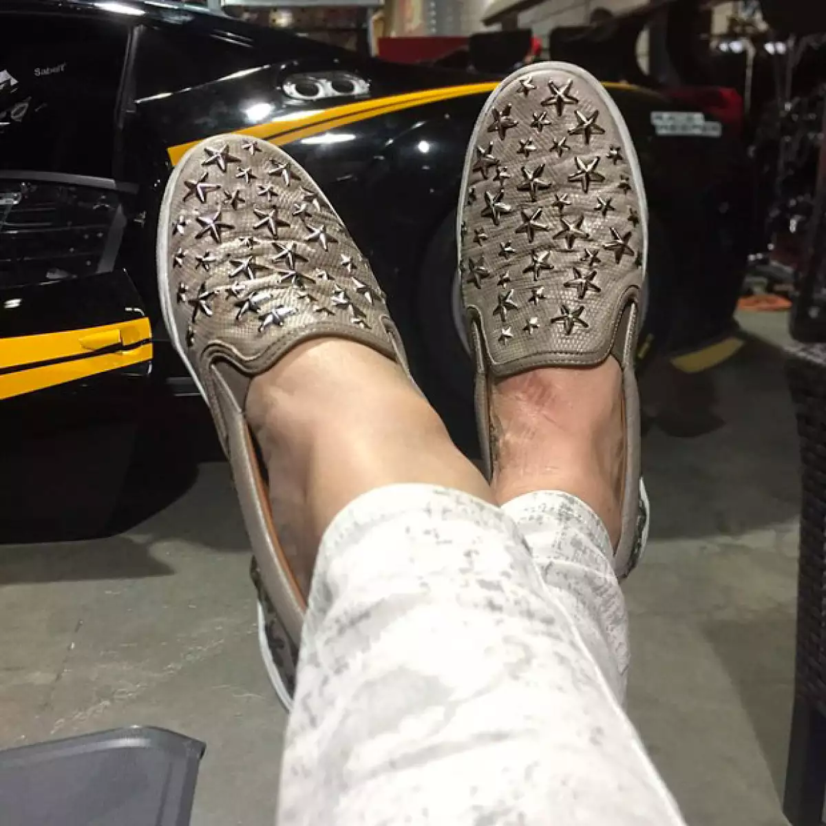 Y mientras se encontraba en el lugar, la conductora aprovechó para presumir sus zapatos, los cuales según ella le elogiaron varias veces en el día.