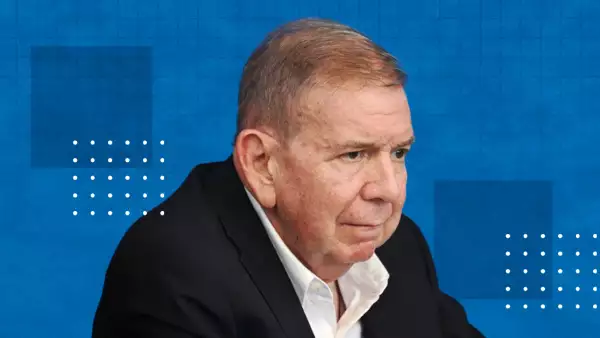 El candidato presidencial de la oposición venezolana, Edmundo González Urrutia, mira junto a la líder de la oposición María Corina Machado (fuera de cuadro) durante una conferencia de prensa en Caracas el 25 de julio de 2024, antes de las elecciones presidenciales del domingo.