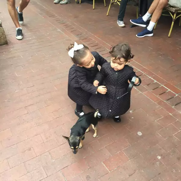 Las hijas de la guapa tapatía cada día están más grandes y se tienen más amor entre sí.