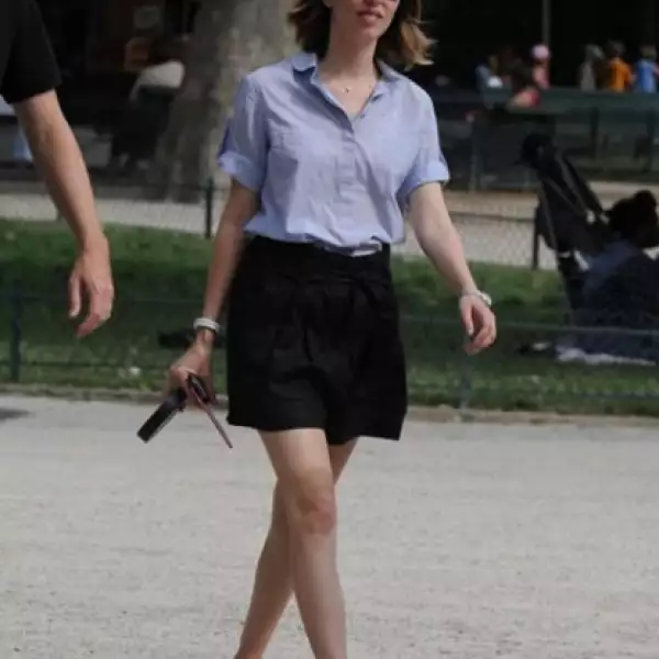 La cineasta Sofia Coppola es mucho más conservadora con bermudas negras de lino, camisa oxford y mocasines de gamuza.