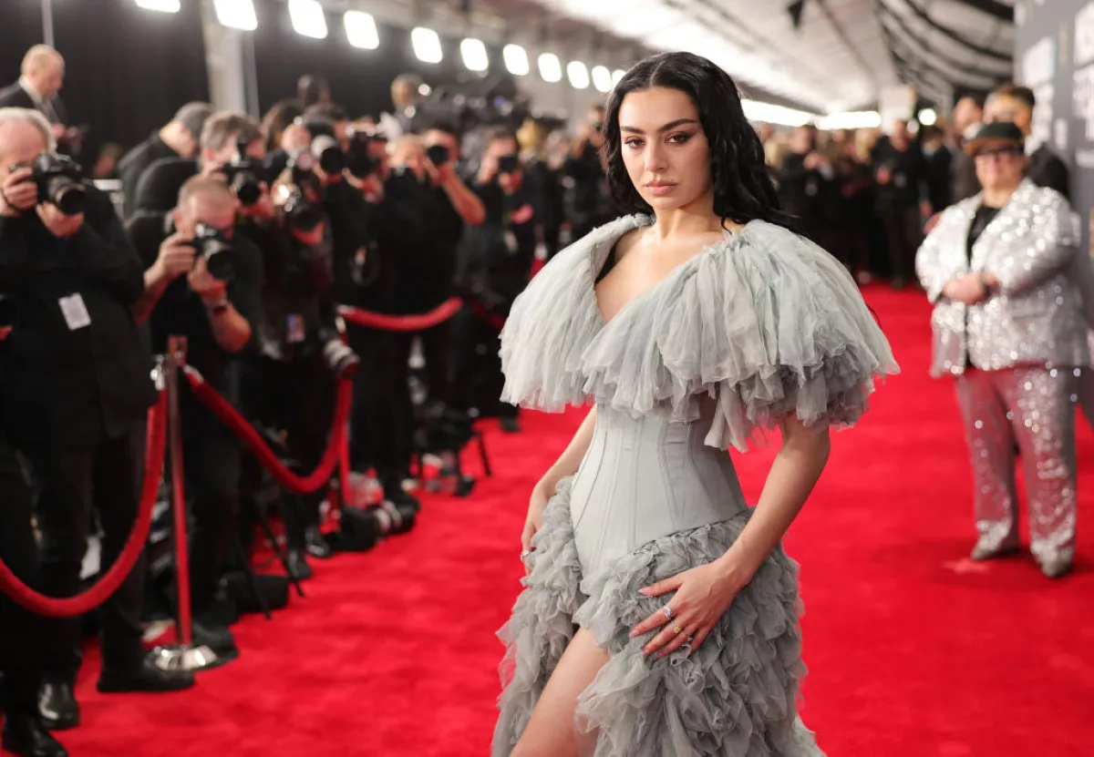 Foto de Charli XCX llegando a la alfombra roja de los Grammys 2025.