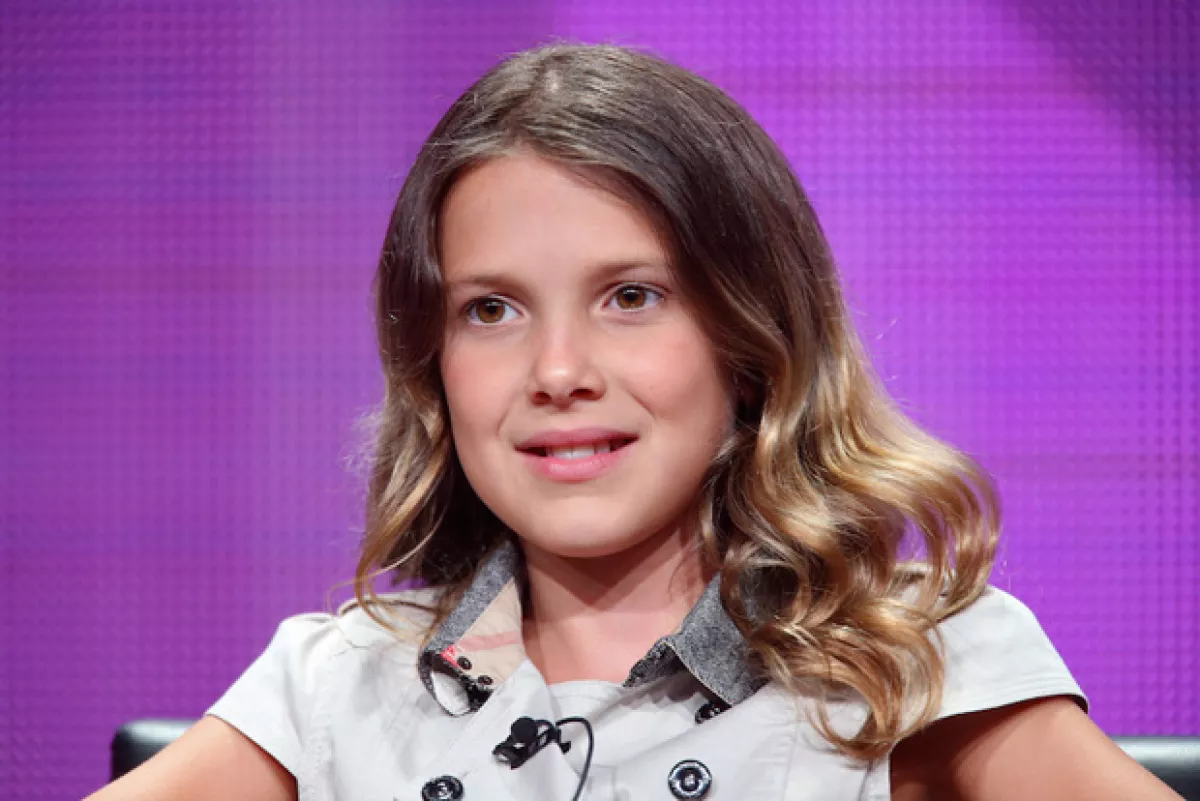 Millie Bobby Brown antes usaba el pelo largo con ondas.