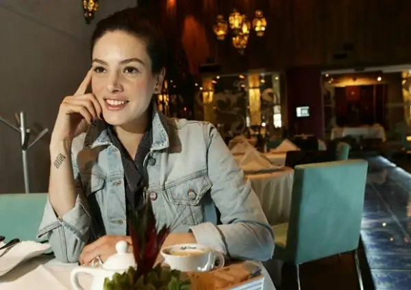 Ximena colabora para el programa de radio Autos y más.