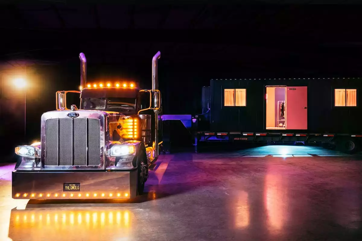 airbnb-bad-bunny-camion