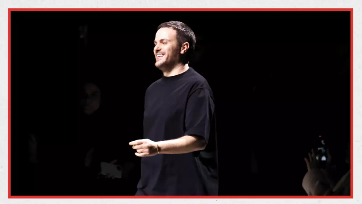 foto de sabato de sarno, director creativo de gucci, vestido de negro al terminar una pasarela.