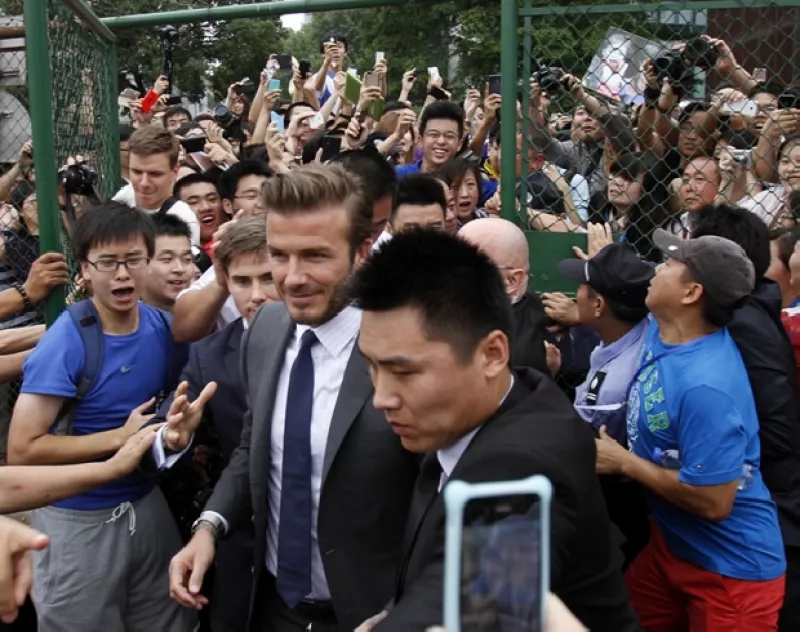 La visita del ex futbolista a Shanghái rebasó las expectativas de asistentes provocando fallas en la seguridad.