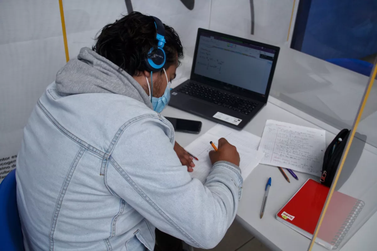 PC PUMA en la Facultad de Estudios Superiores (FES) Acatlán de la Universidad Nacional Autónoma de México (UNAM) abrió el primer Centro de Acceso.