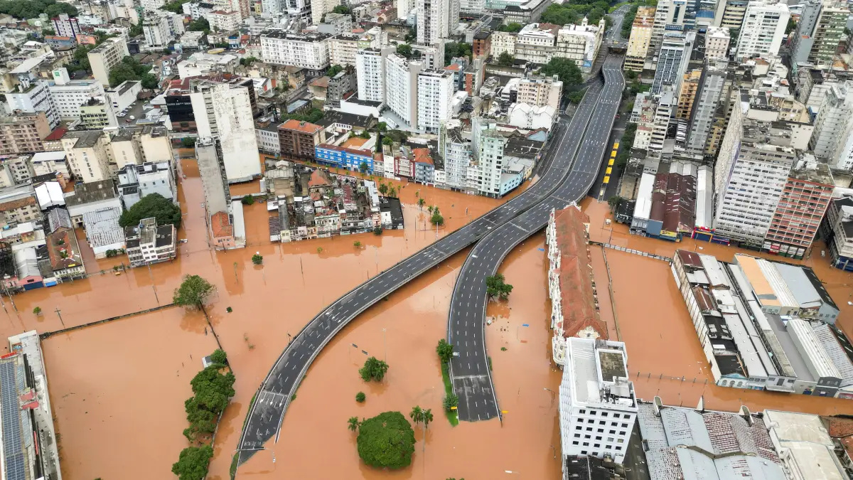 Una vista de drones muestra un centro de la ciudad inundado después de que personas fueran evacuadas en Porto Alegre, en el estado de Río Grande do Sul, Brasil, el 5 de mayo de 2024.