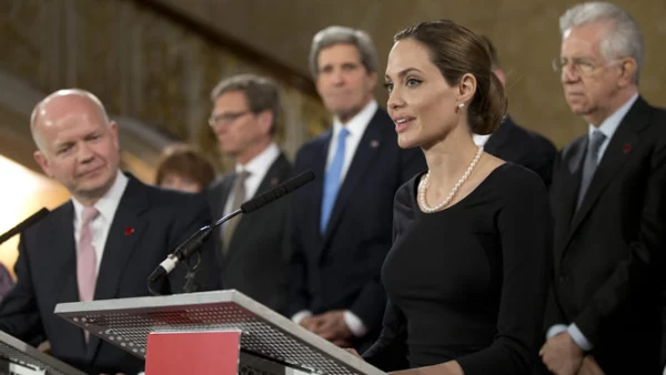 El pasado 11 de abril habló en una reunión de ministros del G8 sobre el problema que representa la violencia sexual contra las mujeres.