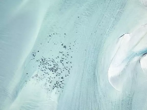 Mar turquesa fusionado con arenas blancas
