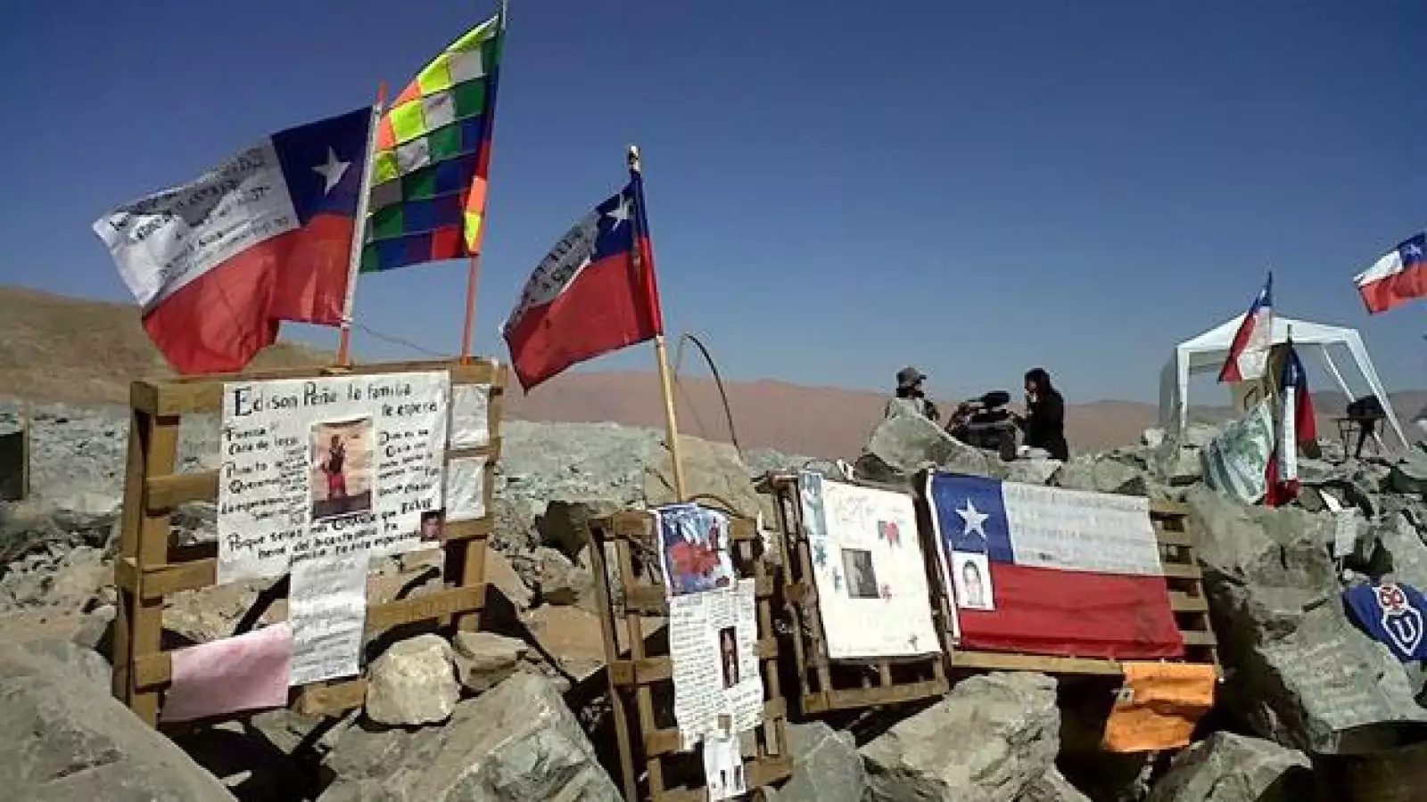 Afiches sobre los mineros en la mina San Jose