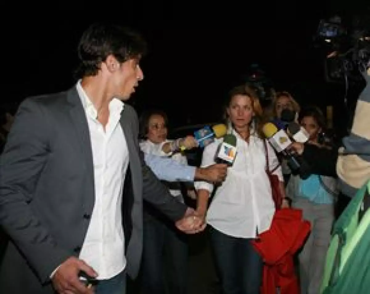 Los actores manifestaron su enfado porque a varios meses de haber dado a conocer su noviazgo, insisten en preguntarles sobre el tema.