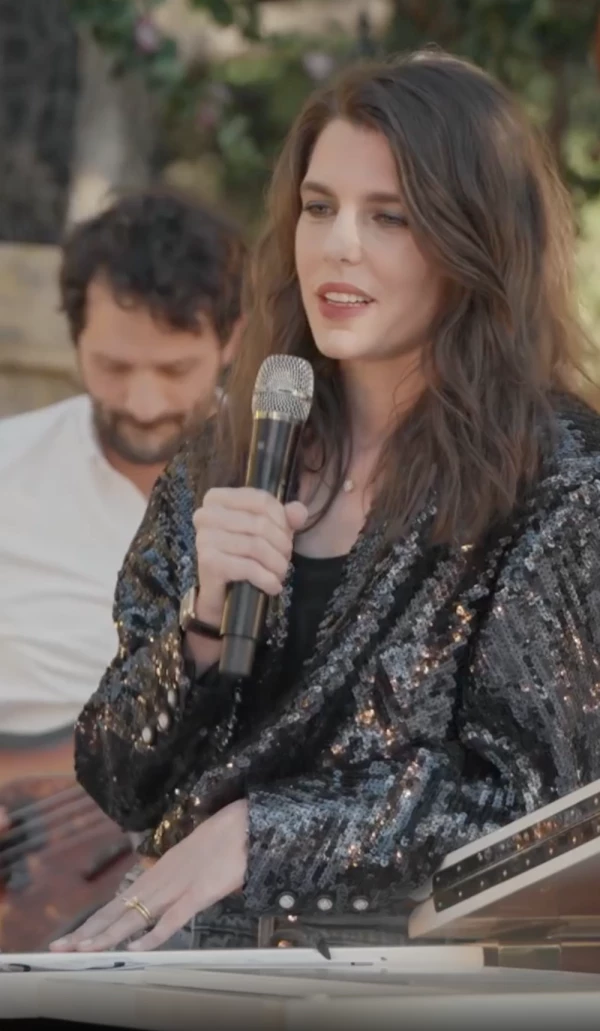 carlota-cantando.png