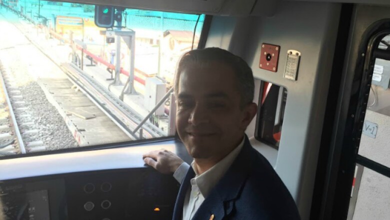 El jefe de Gobierno del DF subió a uno de los trenes para dar el primer recorrido tras la reapertura
