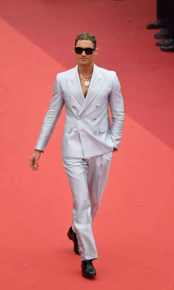 Alejandro Speitzer robó miradas en su llegada a Cannes.