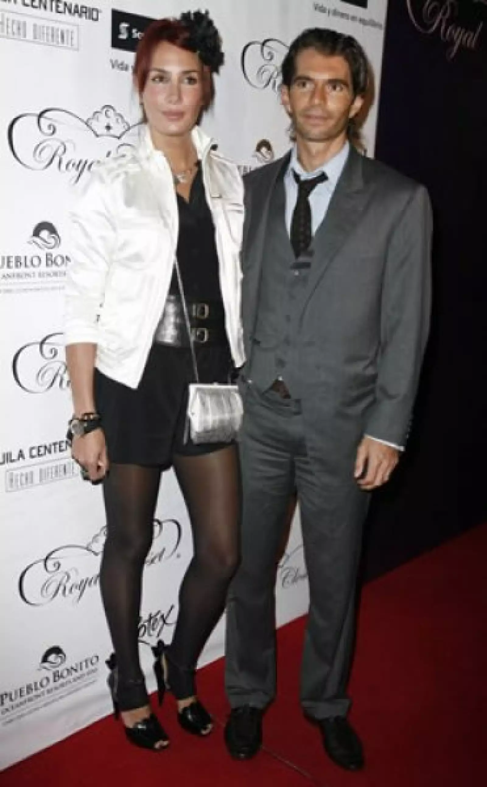 La lluvia no impidió que este jueves llegaran muy bien vestidos algunos famosos, como Martha Cristiana, quien pronto se convertirá en abuela, y su esposo, Raúl Martínez Ostos.