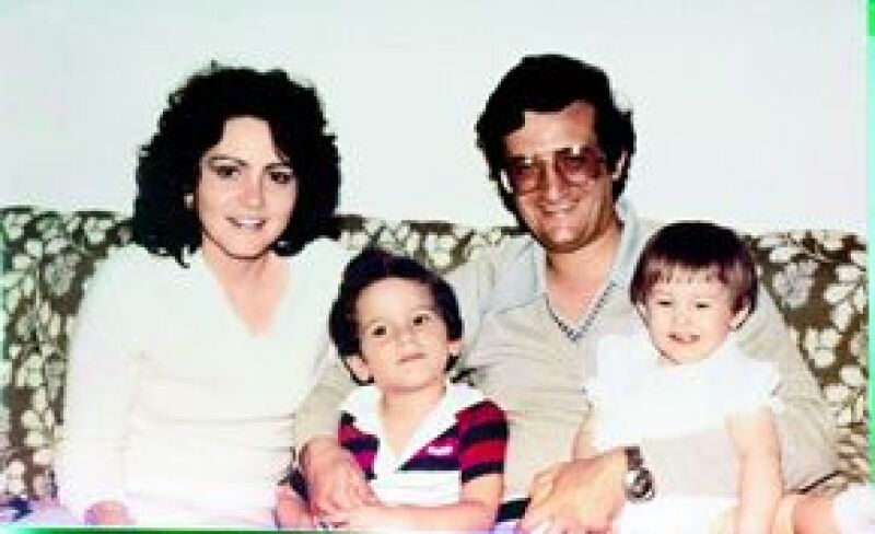 Ofelia Álvarez y Rafael Loret de Mola con sus dos hijos, Carlos y Ofelia, quienes se llevan apenas tres años.