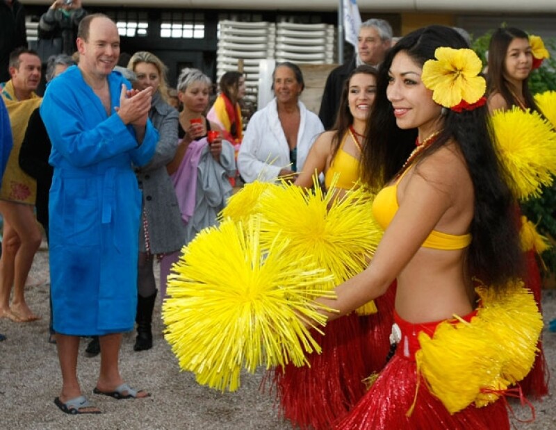 El Príncipe disfrutó de un baile hawaiano ofrecido por bellas mujeres.