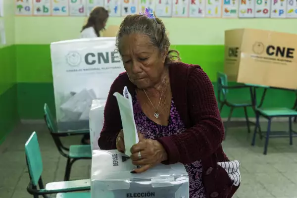 Una mujer emite su voto durante las elecciones generales en Tegucigalpa, Honduras, el 30 de noviembre de 2025. REUTERS/Fredy Rodríguez