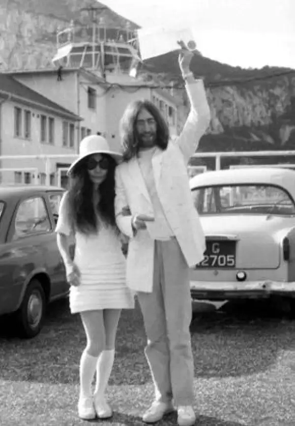 John Lennon muestra orgulloso su certificado matrimonial tras casarse con Yoko Ono, en 1969.
