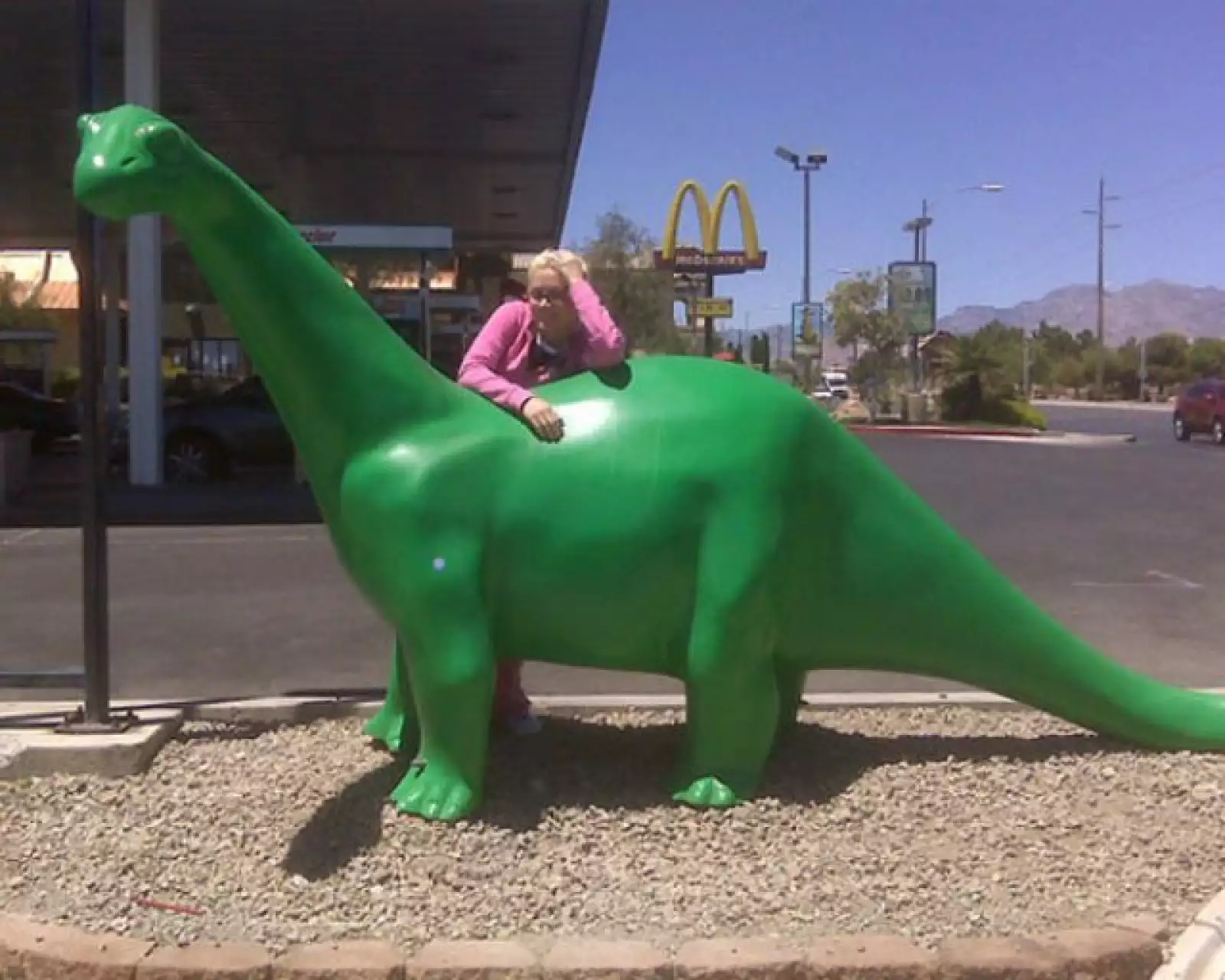 La ex conejita de Playboy, Holly Madison, se tomó la foto con un dinosaurio enorme.