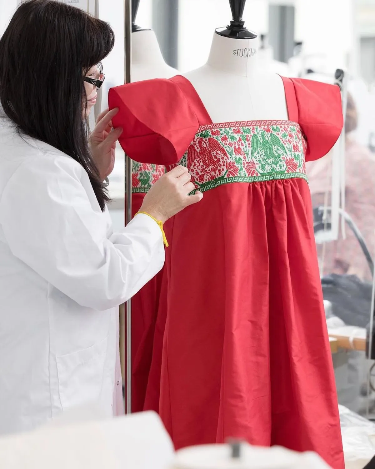 dior-piezas-bordadas-artesanos.jpg