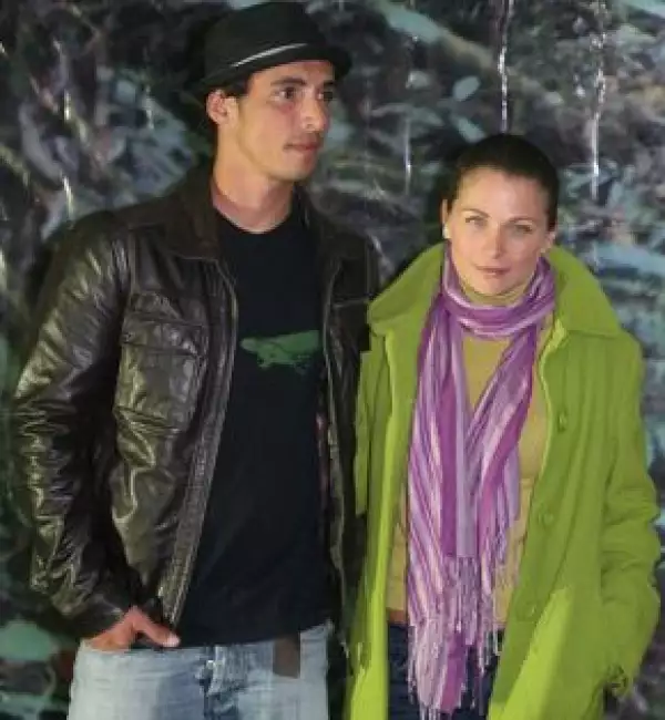 Alberto y Ludwika aprovechan el messenger para ponerse en contacto y platicar de su día, además de que se hablan por teléfono todo el tiempo.