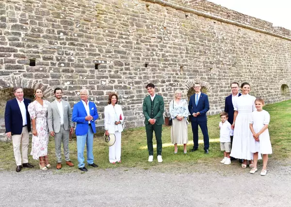 Desde la izquierda: Christopher O'Neill, la Princesa Madeleine de Suecia, el Príncipe Carl Philip, el Rey Carl Gustaf, la Reina Silvia Silvia, el ganador del Premio Victoria Nls Van der Poel, el Príncipe Oscar, el Príncipe Daniel, la Princesa Heredera Victoria y la Princesa Estelle durante las celebraciones del cumpleaños de la Princesa Heredera Victoria.