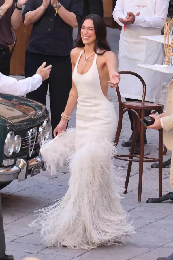 dua-lipa-detalles-boda-callum-turner