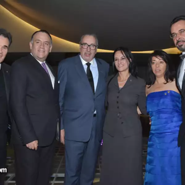Roberto Alarcón. Miguel Ángel Borja,Frank Devlin,Isabel Sánchez Olguín,Fabiola López,Cesar Castañeda