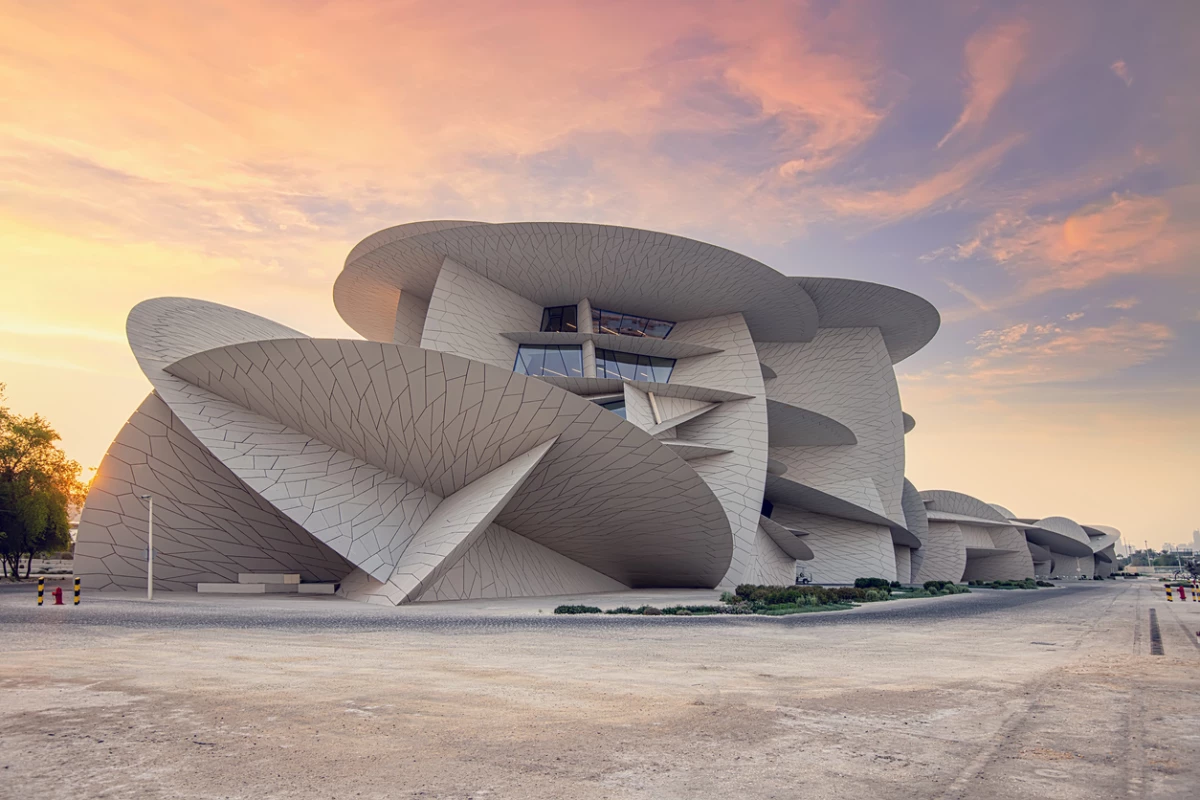 El Museo Nacional de Qatar tiene una estructura con ondas que evocan la cultura y el clima del país. (Fuente: Istock)