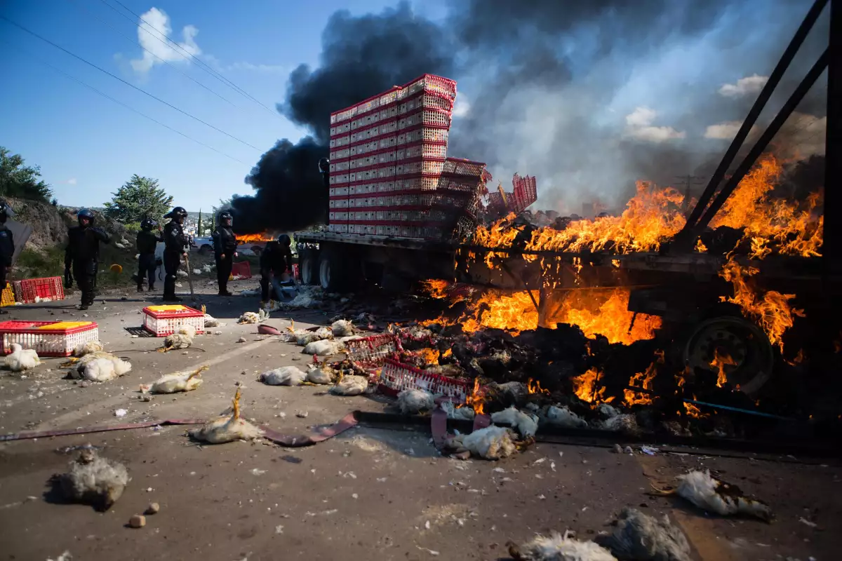 Los bloqueos en las carreteras de la zona del Istmo y los Valles Centrales de Oaxaca han generado encarecimiento y desabasto de productos básicos, según los empresarios.