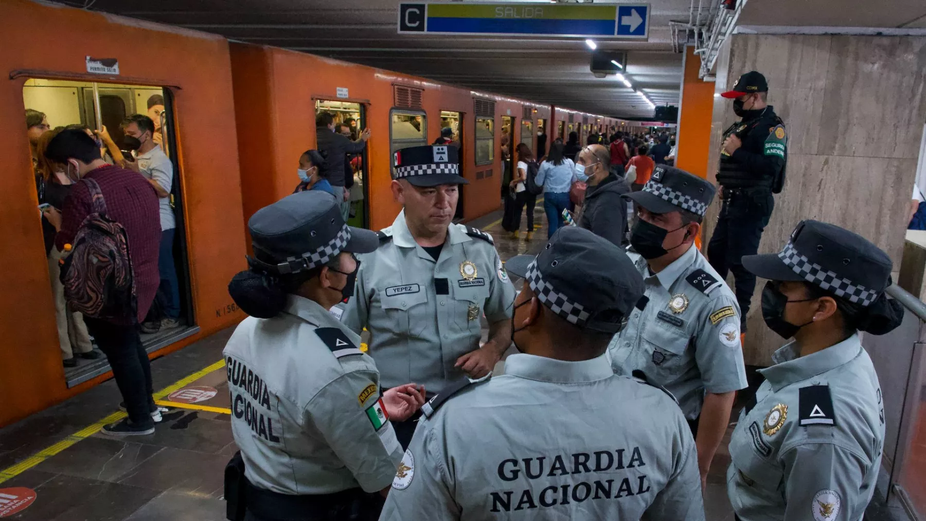 Elementos de la Guardia Nacional comenzaron a resguardar las inmediaciones de las estaciones del Metro, luego de que la jefa de Gobierno Claudia Sheinbaum informara sobre su despliegue a partir de hoy