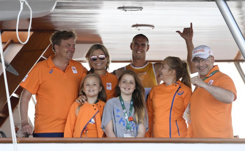 El atrleta Dorian Van Rijsselberghe junto a la familia real de Holanda.