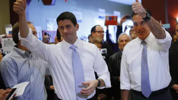 Romney (der), que propone una reducción del gasto, junto a su compañero de fórmula (izq) Paul Ryan.