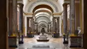 Ala Denon del Louvre en París tras una fuga de agua que afectó un techo histórico.