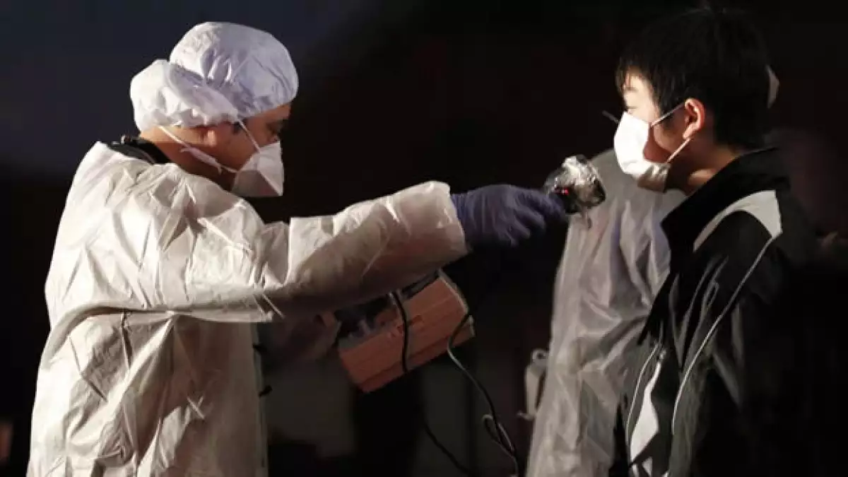 Un oficial revisa los niveles de radioactividad en Fukushima