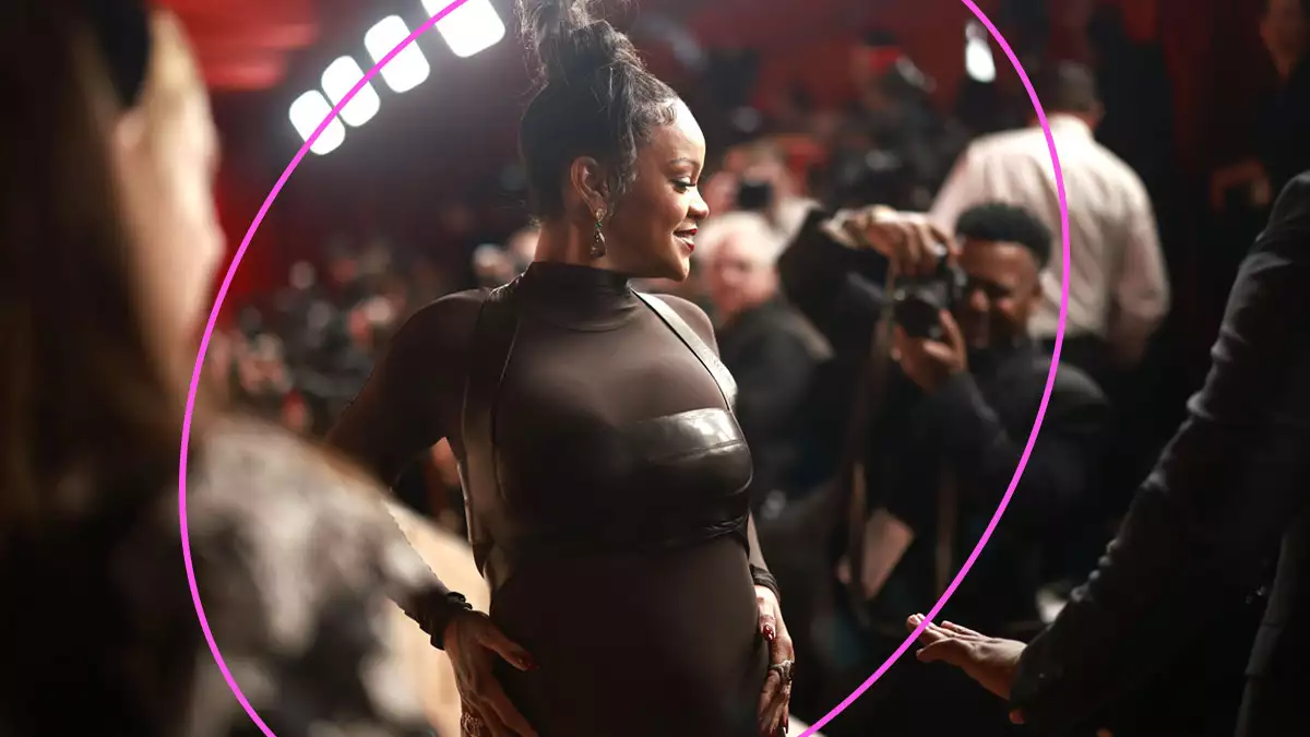 Rihanna lleva la tendencia más arriesgada de los 2000 en un look monocromática.