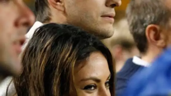 De acuerdo con la revista Us, la pareja espera una niña. Recordemos que los actores no han querido ni siquiera hacer público el evidente embarazo de ella.