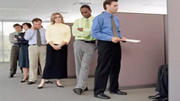 Tus amigos o contactos virtuales son una fuente para poder encontrar empleo, según los expertos.(Foto: Getty Images)