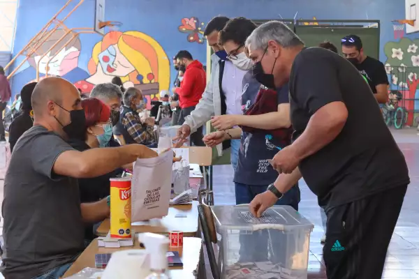 Personas emiten su voto en el plebiscito constitucional del 4 de septiembre de 2022 en el Colegio Excélsior de Santiago, Chile. 
