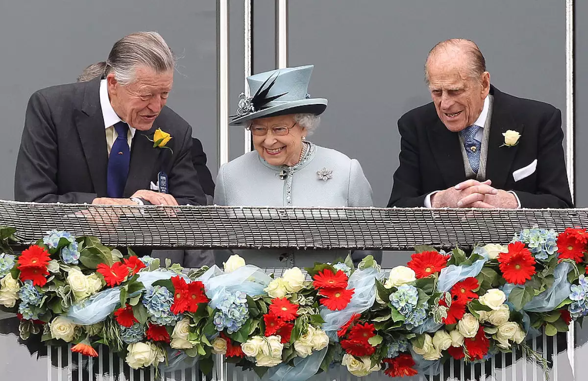 Sir Michael Oswald, la reina Isabel y Felipe de Edimburgo