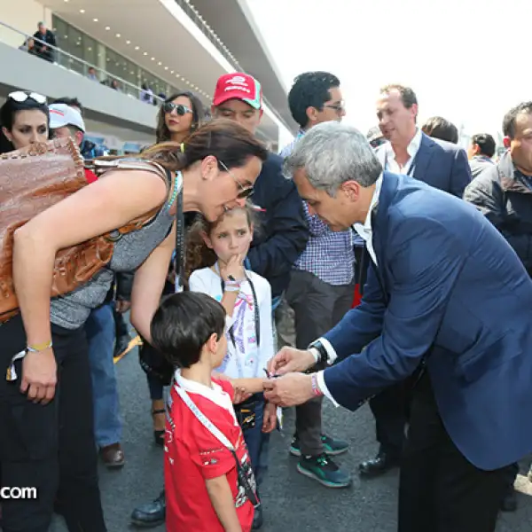 Graciela Rojas, Jerónimo e Isabel Aznar con Miguel Ángel Mancera