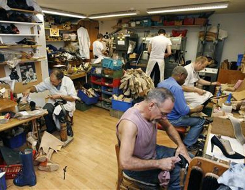 Detrás de la boutique está el taller con 10 artesanos encargados de fabricar los zapatos.