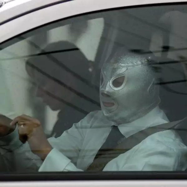 Inconfundible por su máscara, llegó el luchador El Santo.