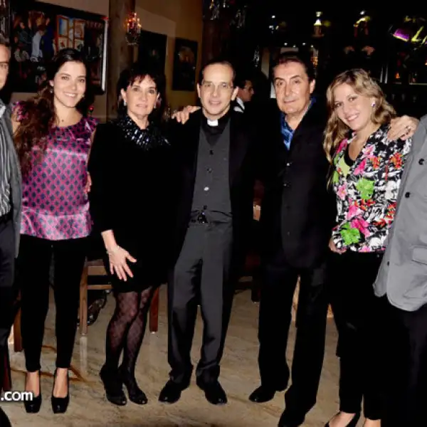 Joe Hinojosa, Gina Saenz de Hinojosa, Irma Reyes de Saenz, Padre Pablo Mejía, Horacio Saenz, Celina Ramos de Saenz y Bruno Saenz