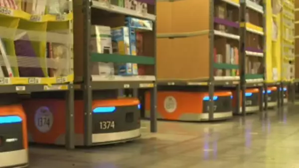 El centro cuenta con 3,000 robots Kiva responsables de trasladar y regresar las estanterías de los productos a las líneas de distribución